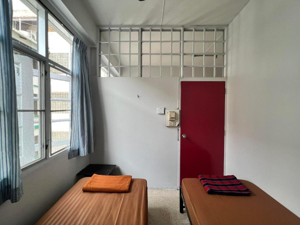 Merry V Guesthouse Bangkok Bagian luar foto