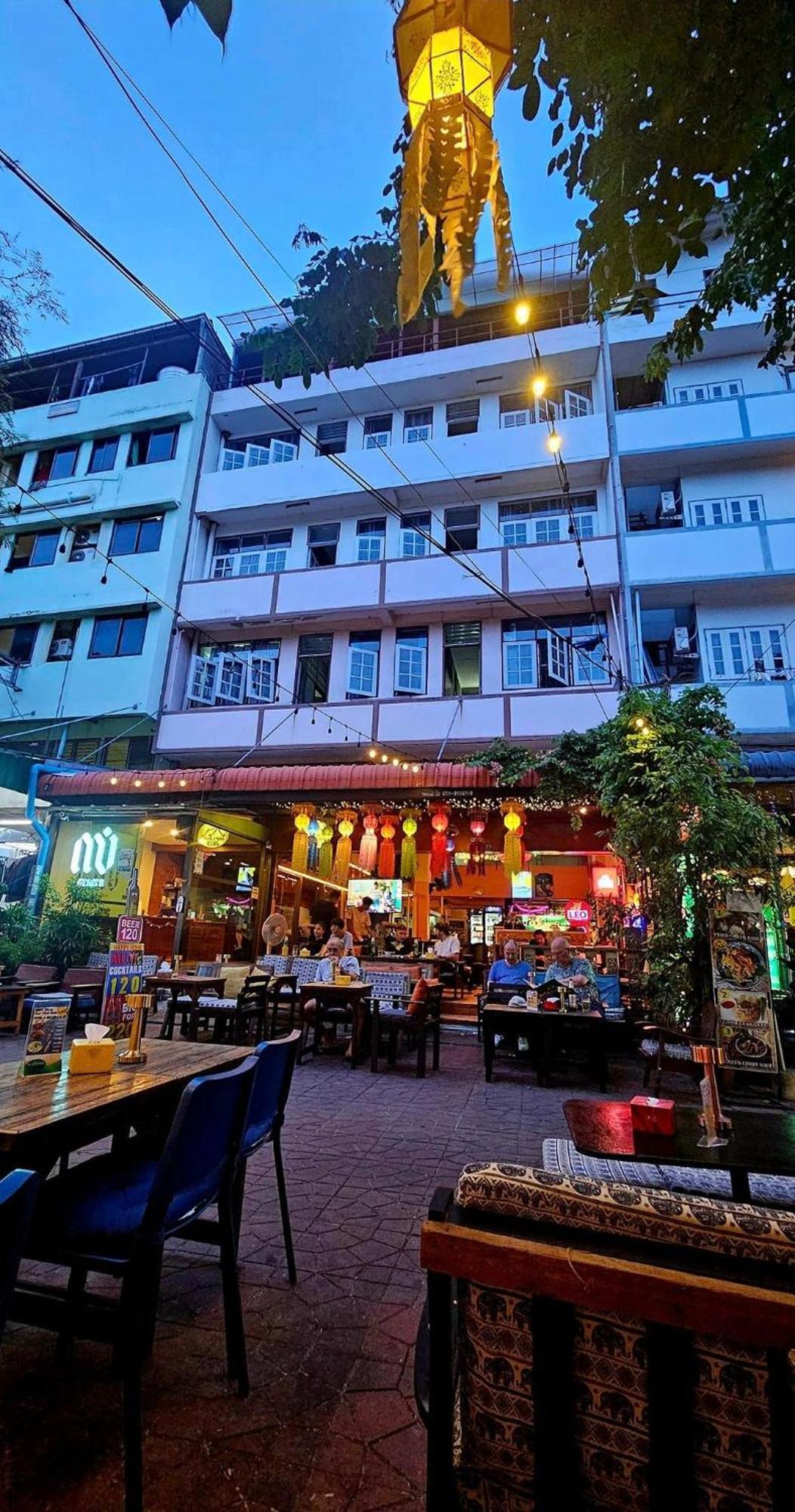 Merry V Guesthouse Bangkok Bagian luar foto