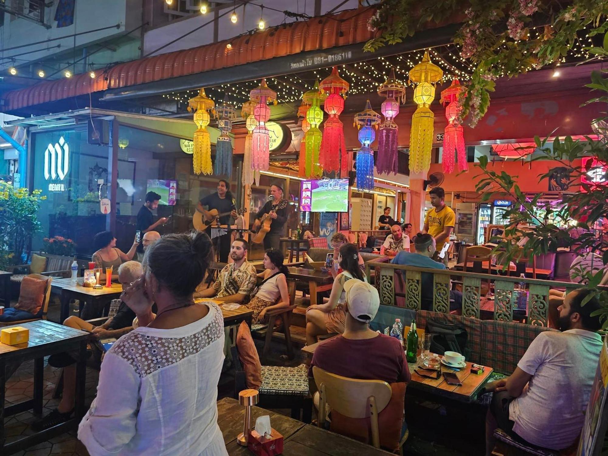 Merry V Guesthouse Bangkok Bagian luar foto