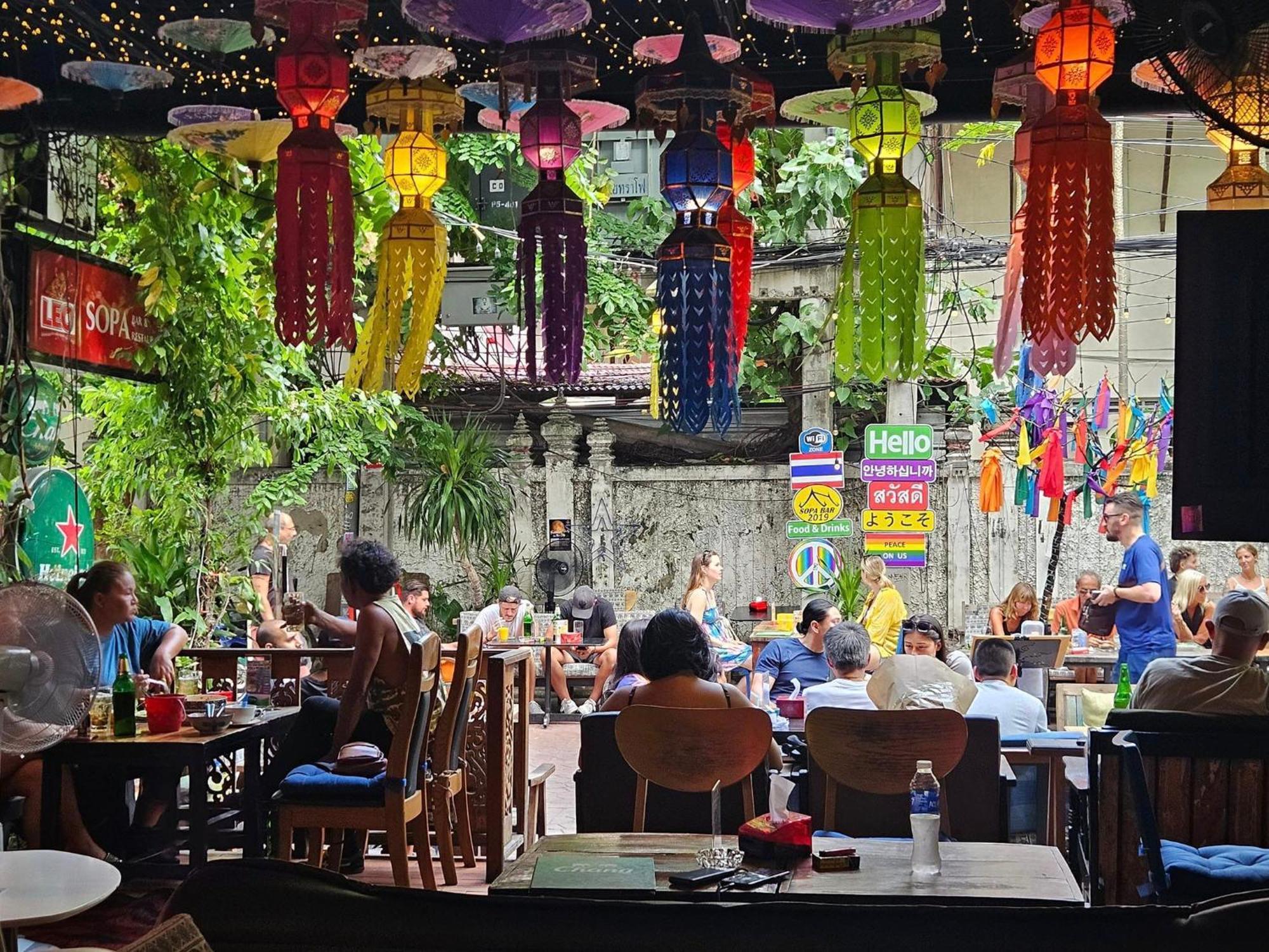 Merry V Guesthouse Bangkok Bagian luar foto