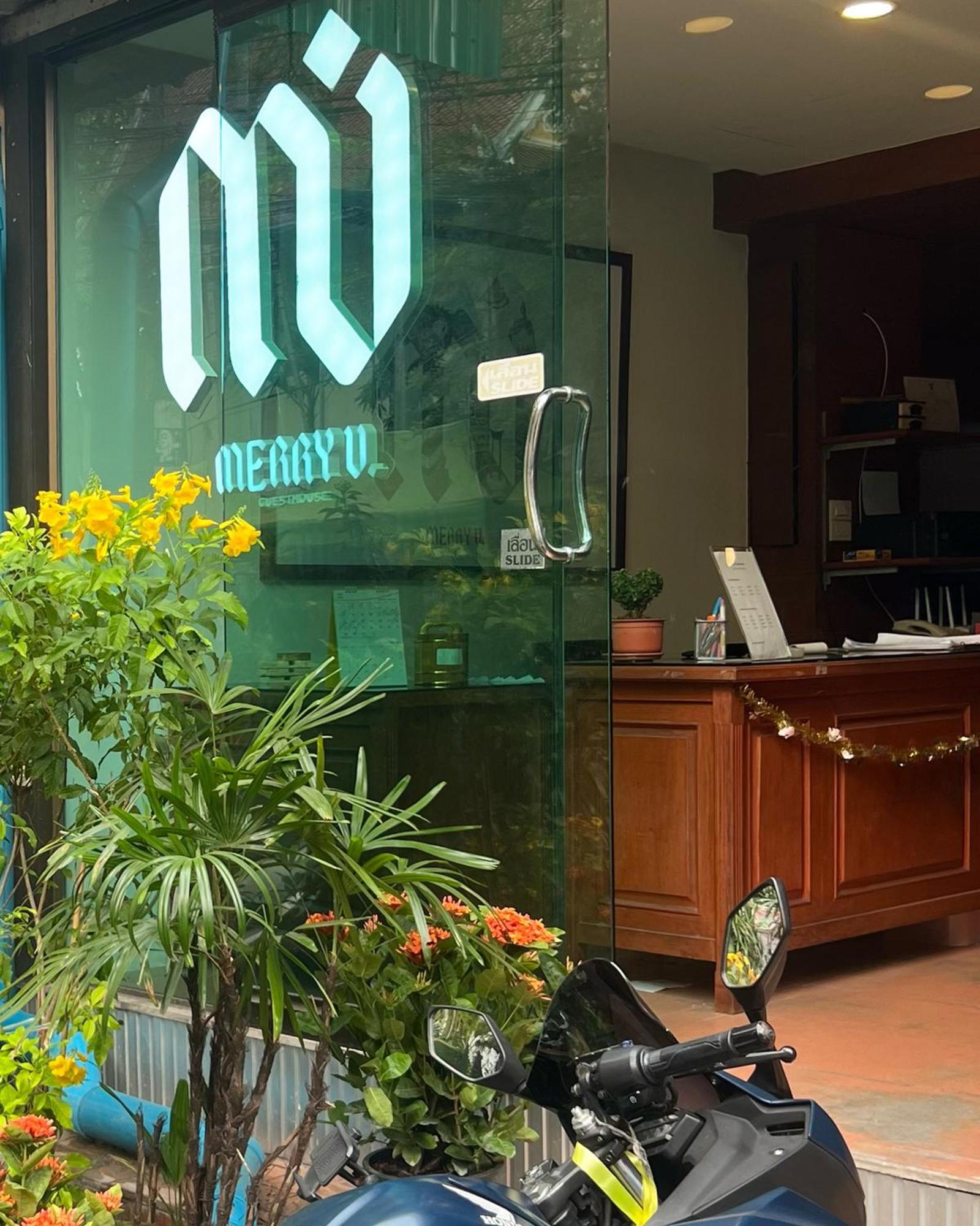 Merry V Guesthouse Bangkok Bagian luar foto